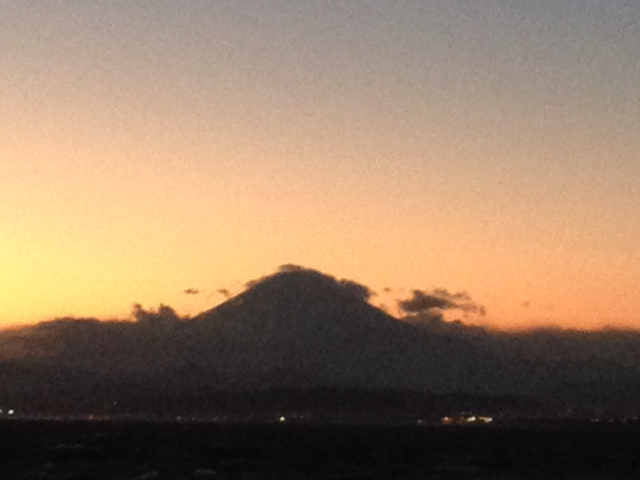 江ノ島から夕焼けの富士山と灯台のライトアップ